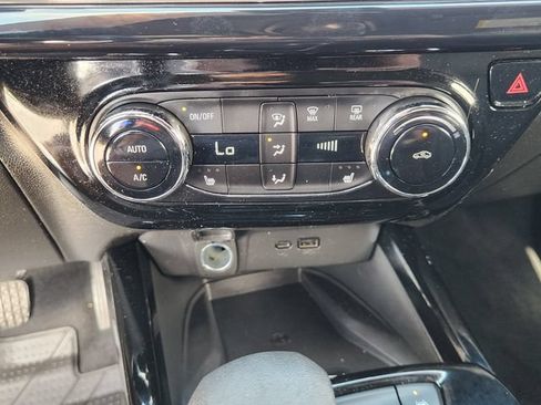 Used 2024 Chevrolet Trax RS w/ Sunroof Package FWD image 18