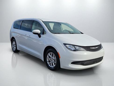Used 2023 Chrysler Voyager LX FWD image 2