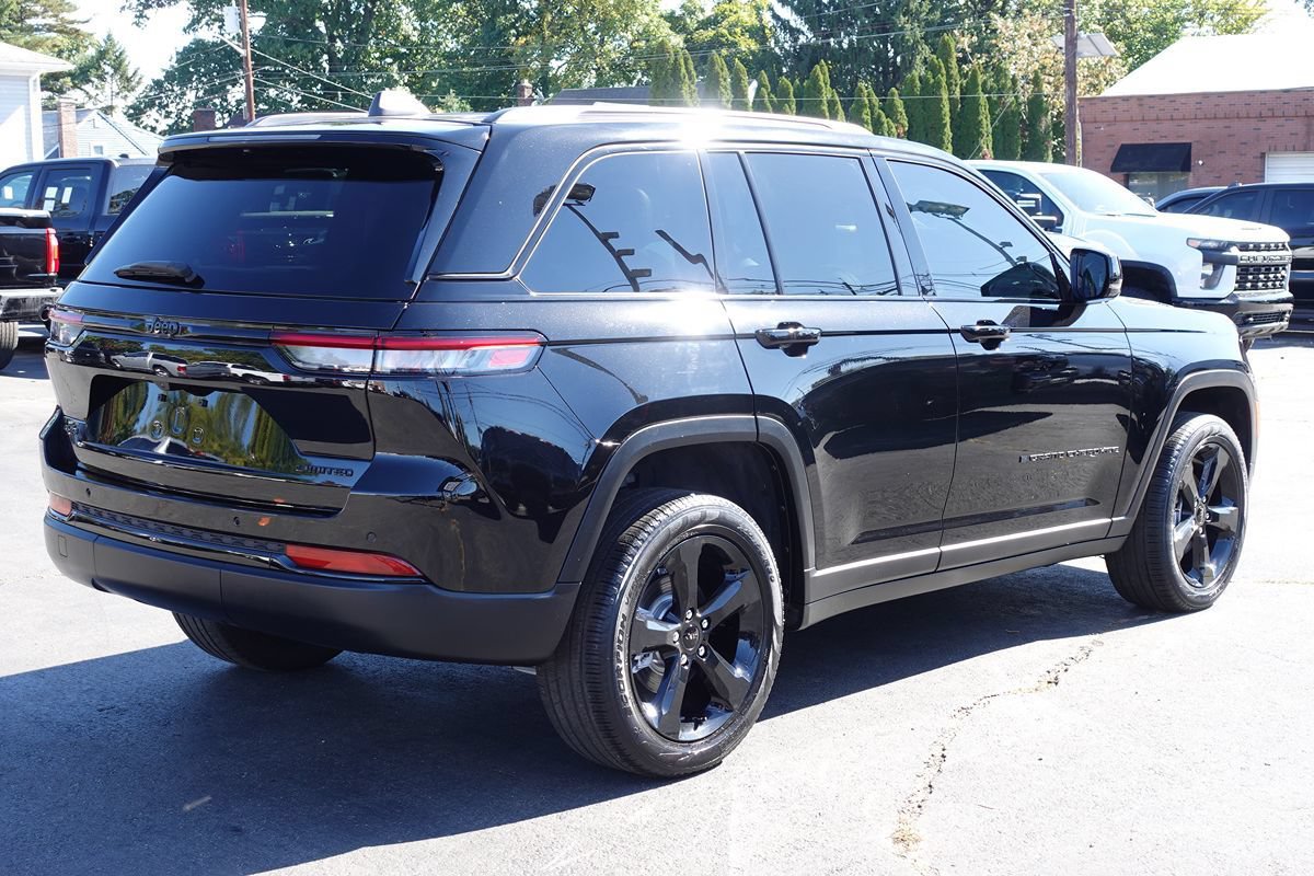 Used 2024 Jeep Grand Cherokee Limited w/ Black Appearance Package AWD/4WD image 3