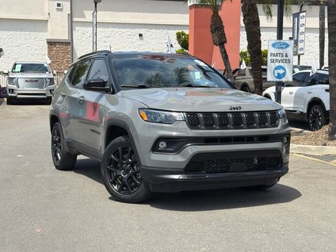 Used 2023 Jeep Compass Latitude AWD/4WD image 3