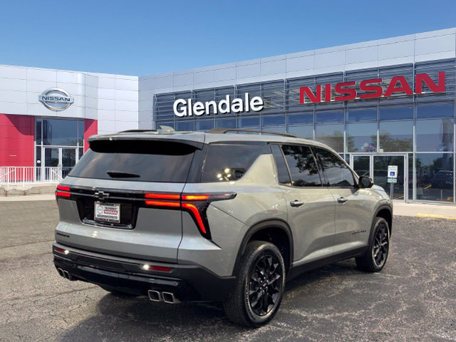 Used 2025 Chevrolet Traverse LT w/ Midnight/Sport Edition FWD image 4