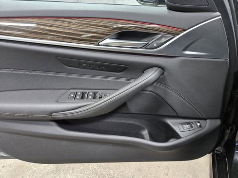 Used 2021 BMW 530e xDrive w/ M Sport Package image 8