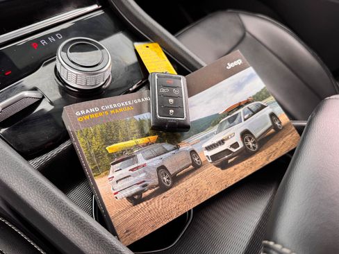 Used 2024 Jeep Grand Cherokee Limited AWD/4WD image 37