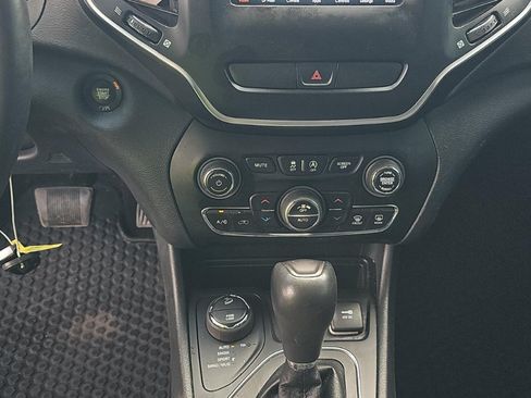 Used 2019 Jeep Cherokee Latitude Plus w/ Comfort/Convenience Group AWD/4WD image 11