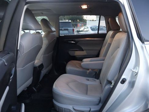 Used 2020 Toyota Highlander Limited FWD image 15