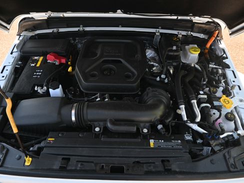 Used 2025 Jeep Wrangler Sahara image 23