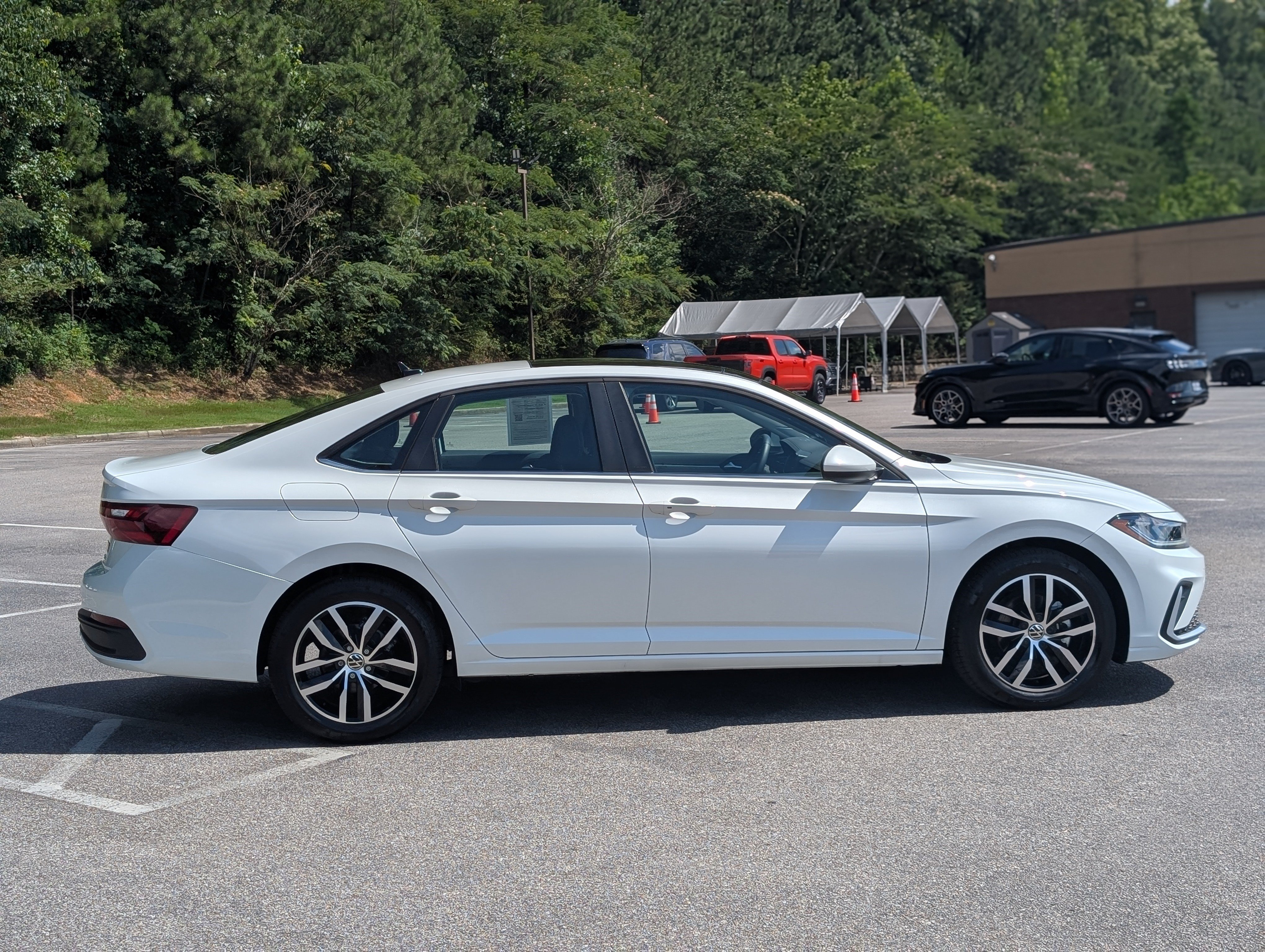 Used 2025 Volkswagen Jetta SE w/ Sunroof Package FWD image 10