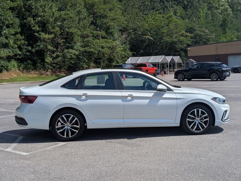 Used 2025 Volkswagen Jetta SE w/ Sunroof Package FWD image 10