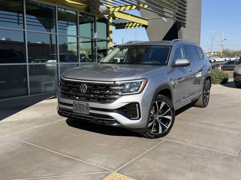 Used 2024 Volkswagen Atlas SEL Premium R-Line image 2