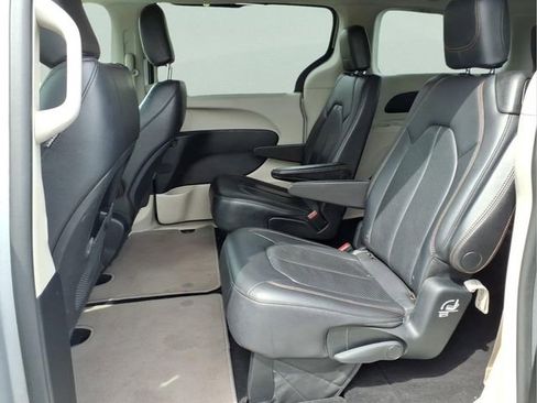 Used 2018 Chrysler Pacifica Touring-L FWD image 20