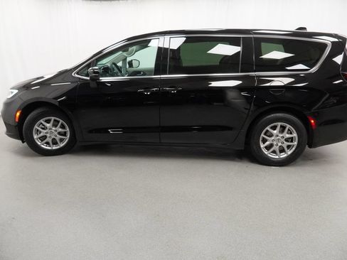 Certified 2024 Chrysler Pacifica Touring-L FWD image 16