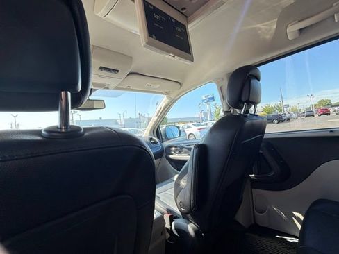 Used 2014 Chrysler Town & Country Touring-L w/ Driver Convenience Group FWD image 21