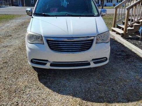 Used 2013 Chrysler Town & Country Touring-L w/ Driver Convenience Group image 3
