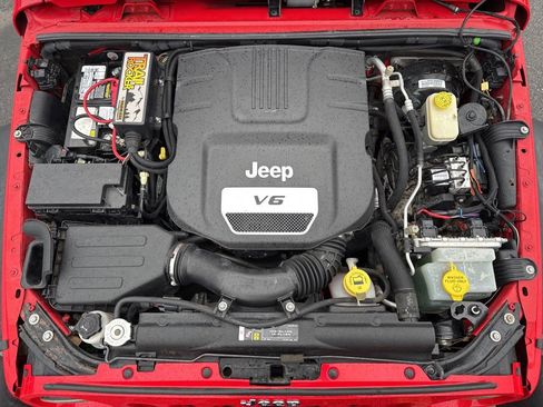 Used 2016 Jeep Wrangler Unlimited Rubicon w/ Connectivity Group image 11