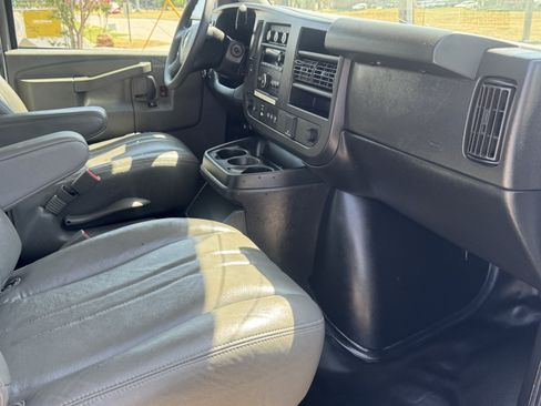 Used 2019 Chevrolet Express 2500 RWD image 10