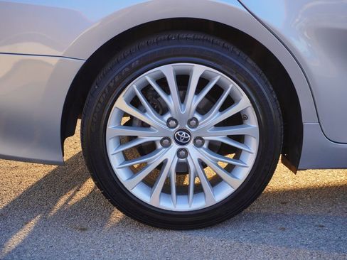 Used 2019 Toyota Camry XLE image 12