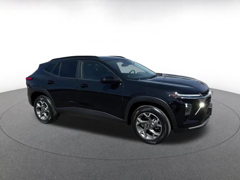 Used 2025 Chevrolet Trax LT FWD image 2