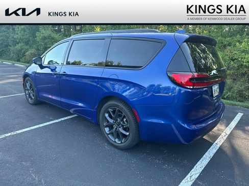 Used 2021 Chrysler Pacifica Touring w/ S Appearance Package FWD image 3