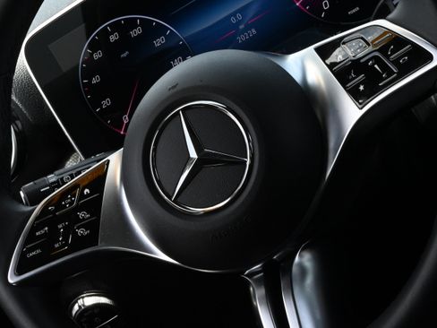Used 2025 Mercedes-Benz GLC 300 image 21