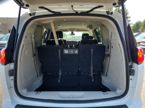 Used 2021 Chrysler Voyager Lxi FWD image 8