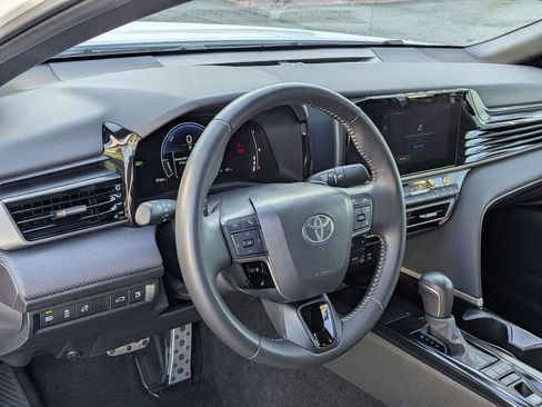 Used 2025 Toyota Camry SE image 4