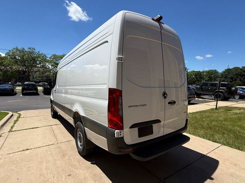Used 2025 Mercedes-Benz Sprinter 2500 image 4