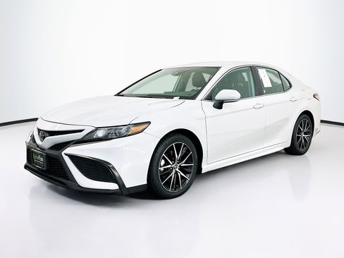Used 2023 Toyota Camry SE FWD image 3