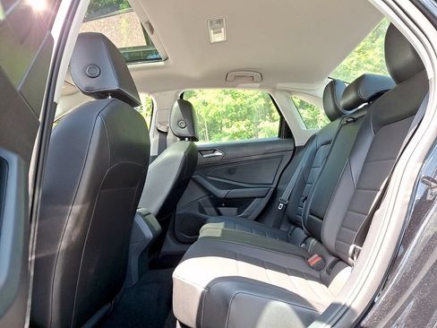 Used 2023 Volkswagen Jetta SE w/ Panoramic Sunroof Package FWD image 11