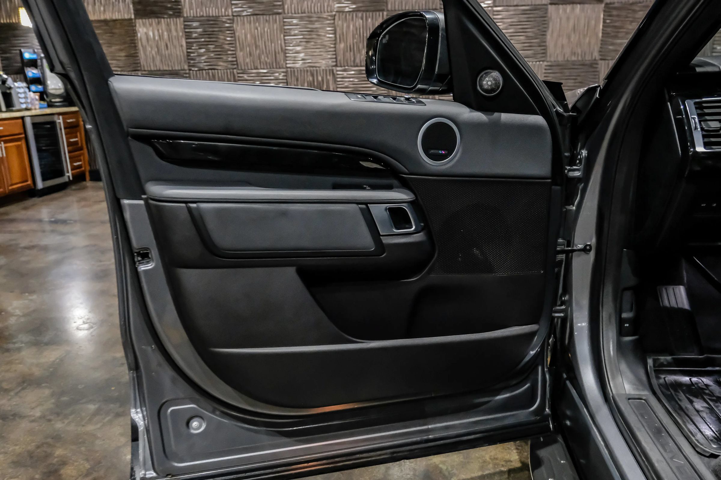 Used 2018 Land Rover Discovery SE AWD/4WD image 42