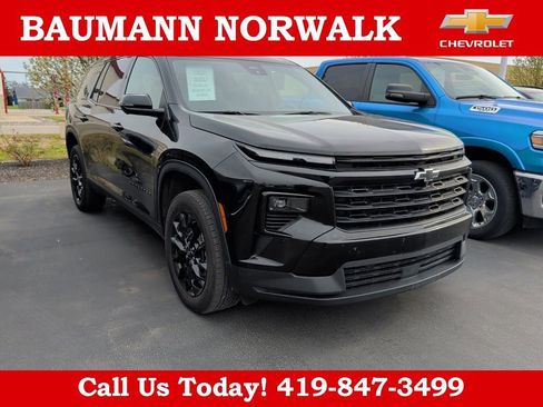 Used 2025 Chevrolet Traverse LT w/ Midnight/Sport Edition image 3