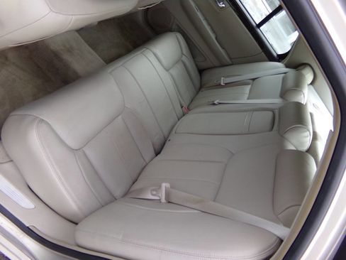 Used 2009 Cadillac DTS Luxury 5 Passenger 4dr Sedan w/ Sun And Navigation Package image 14