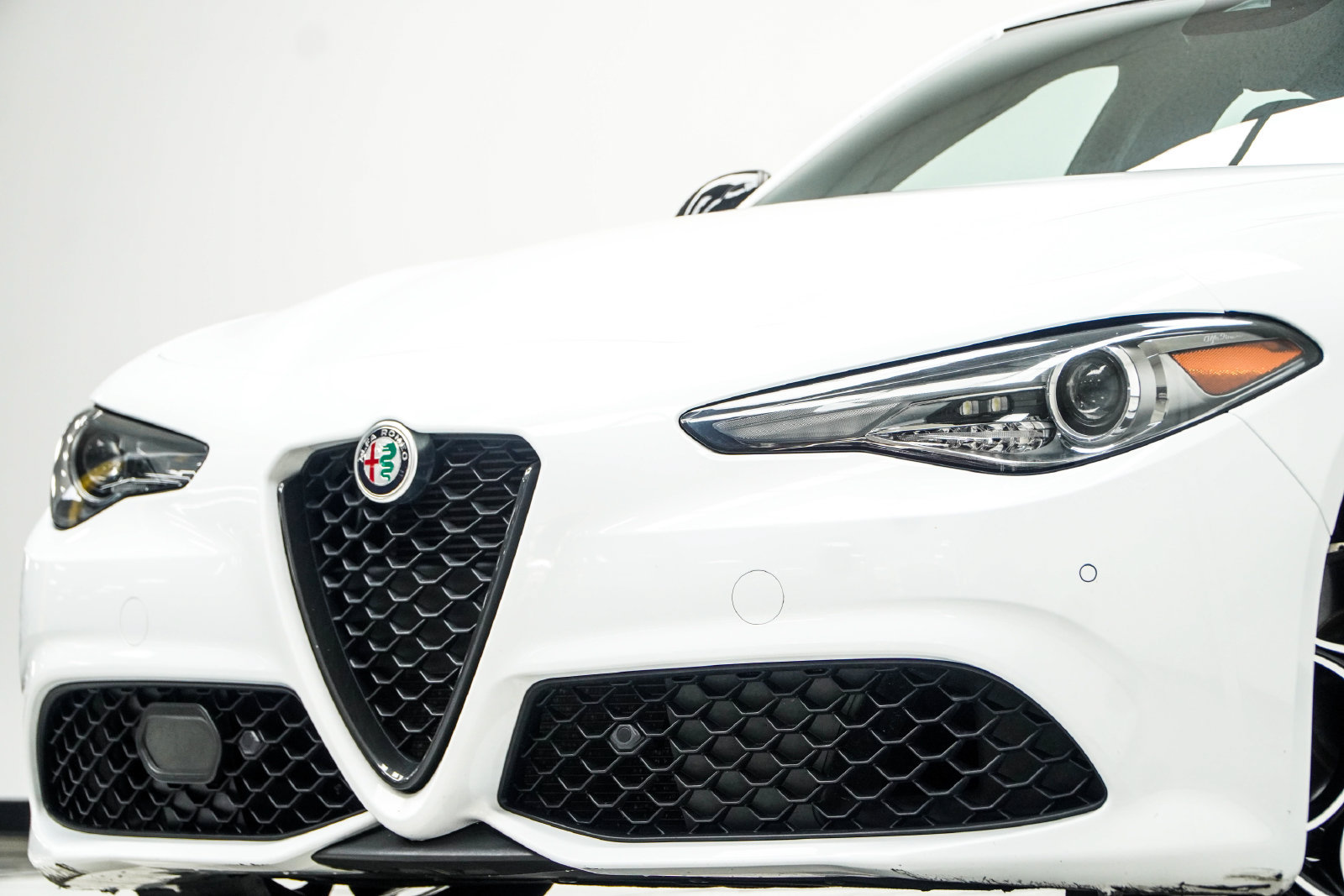 Used 2023 Alfa Romeo Giulia Veloce RWD image 2