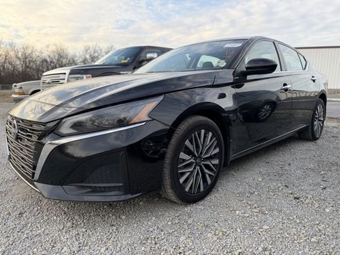 Used 2023 Nissan Altima 2.5 SV w/ SV Premium Package image 2