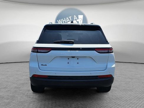 Used 2024 Jeep Grand Cherokee Altitude AWD/4WD image 5