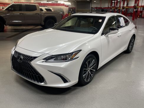 Used 2025 Lexus ES 300h w/ Premium Package image 7