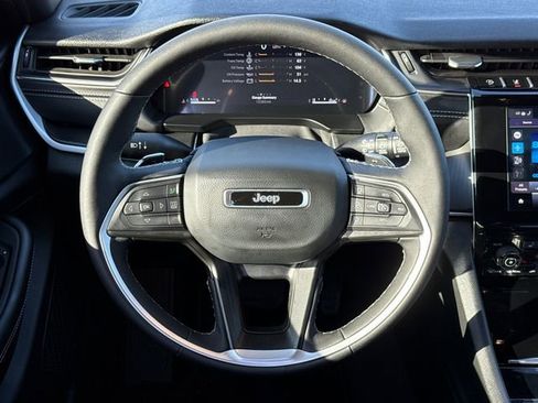 Used 2025 Jeep Grand Cherokee Altitude image 13