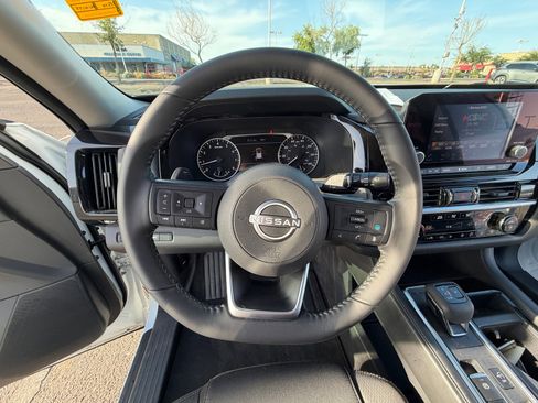 Certified 2025 Nissan Pathfinder SV image 9