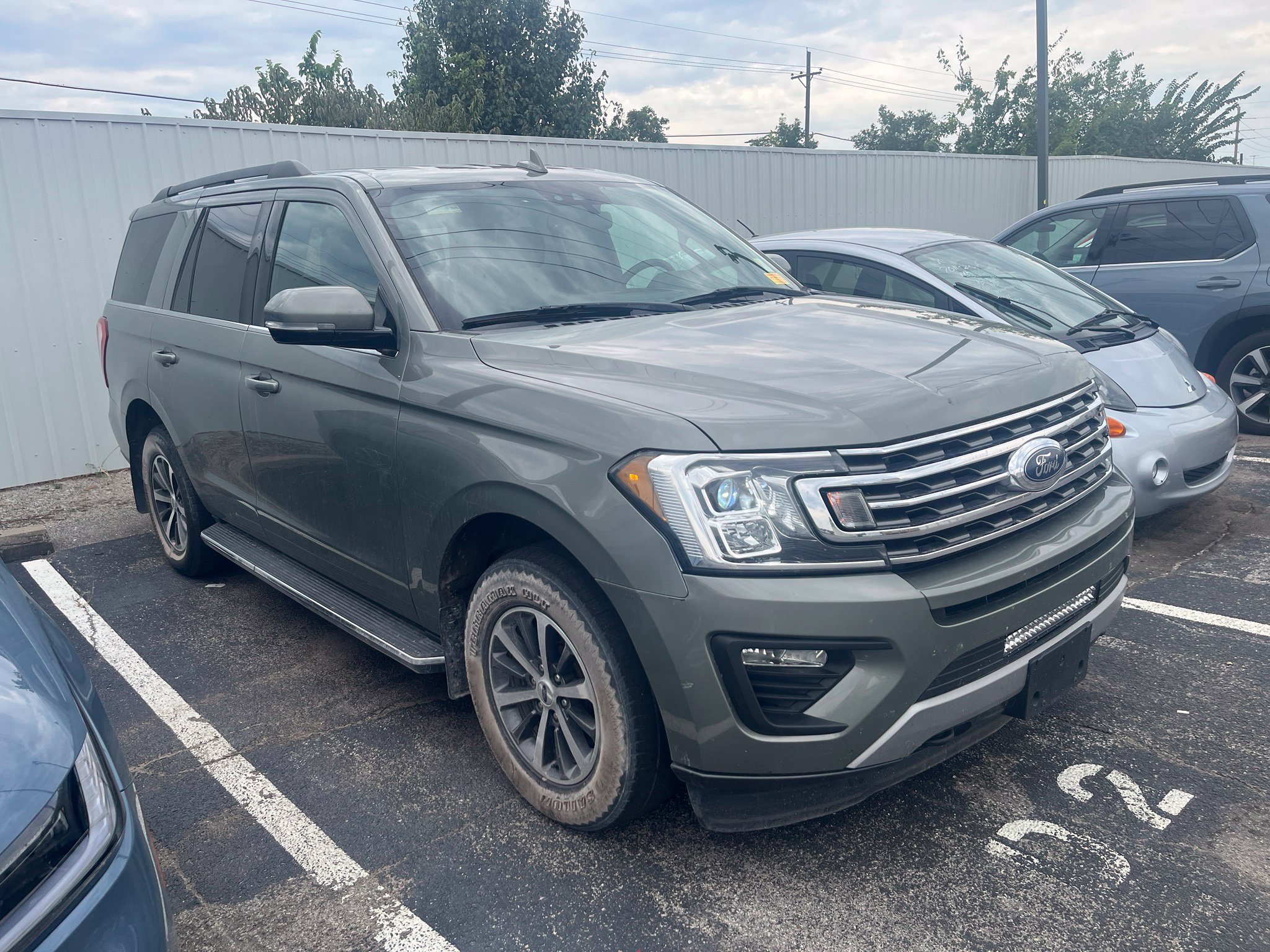 Used 2019 Ford Expedition XLT w/ Equipment Group 202A AWD/4WD image 1