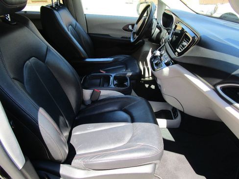 Used 2017 Chrysler Pacifica Touring-L FWD image 23