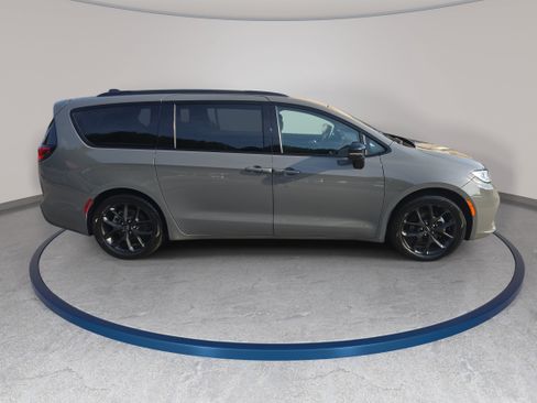 Used 2025 Chrysler Pacifica Limited FWD image 4