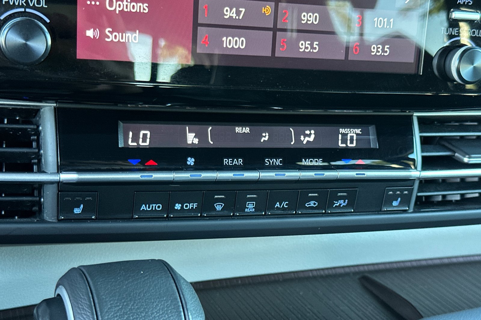 Certified 2023 Toyota Sienna XLE FWD image 25