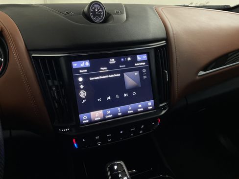 Used 2021 Maserati Levante image 13