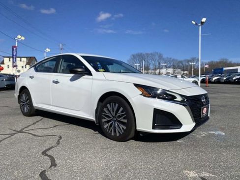 Used 2024 Nissan Altima 2.5 SV AWD/4WD image 3