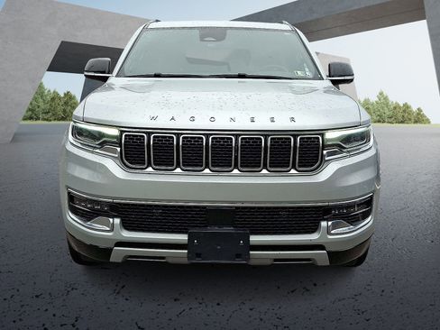 Used 2023 Jeep Wagoneer L Series II image 2