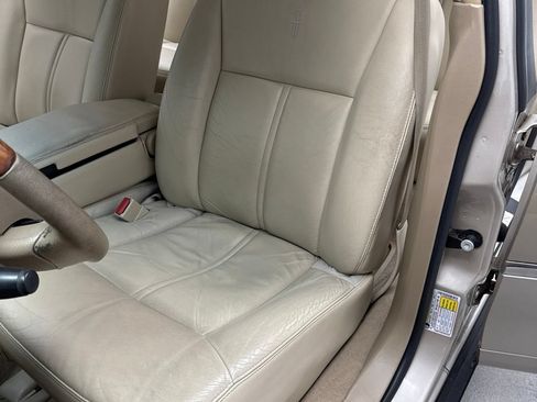 Used 2008 Lincoln Town Car Signature Limited RWD image 9