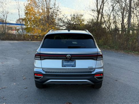 Certified 2025 Volkswagen Taos SE w/ Panoramic Sunroof Package image 6