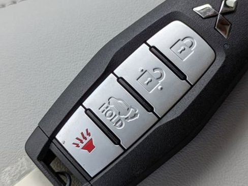 New 2025 Mitsubishi Outlander SE image 33