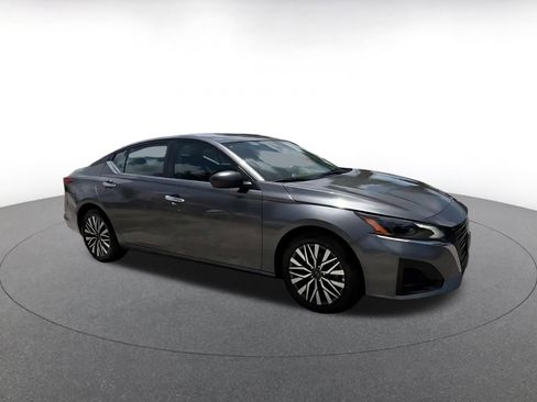 Used 2025 Nissan Altima 2.5 SV FWD image 2