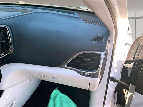 Used 2019 Jeep Cherokee Limited w/ Technology Group FWD image 16
