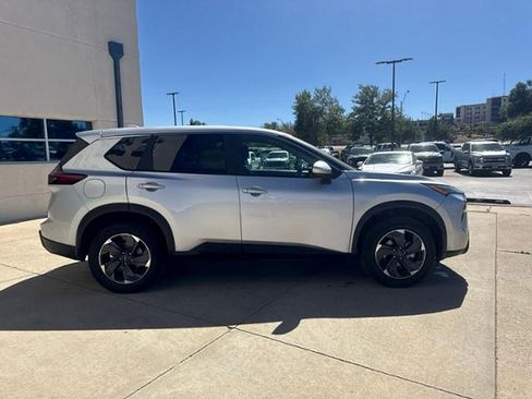 Used 2025 Nissan Rogue SV AWD/4WD image 4